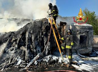 A1, camion si ribalta e va a fuoco: lunghe code e autostrada chiusa per ore
