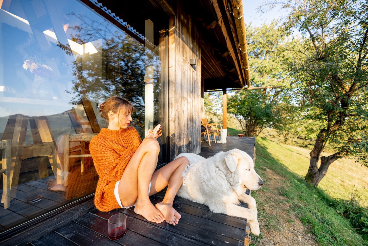 La casa come rifugio emotivo in un tempo instabile.