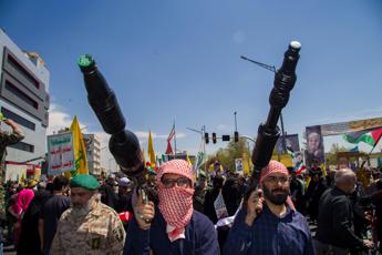 Iran sposta armi contro Israele. Wsj: "Usa posizionano navi da guerra"