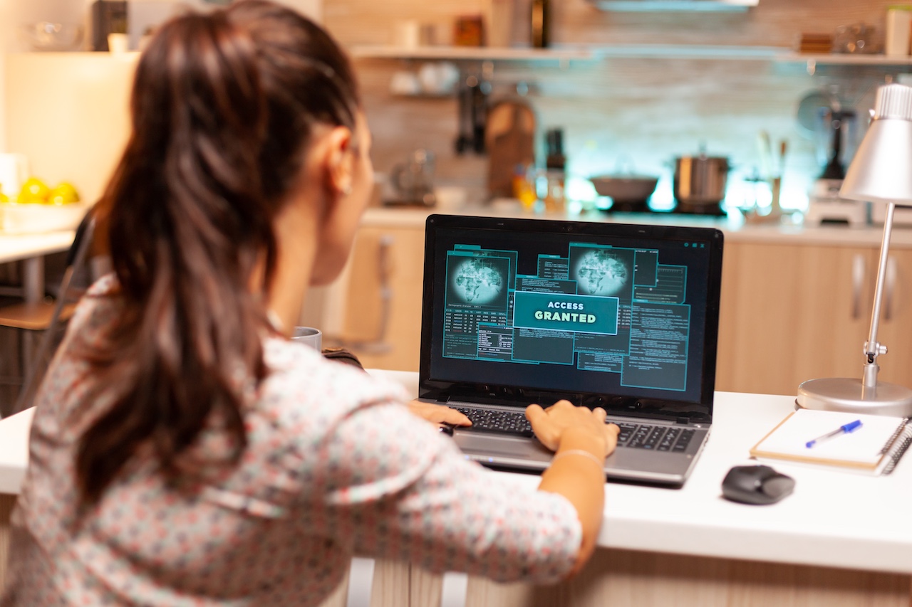 Wi-Fi, password e privacy: come difendersi in una casa sempre più connessa.
