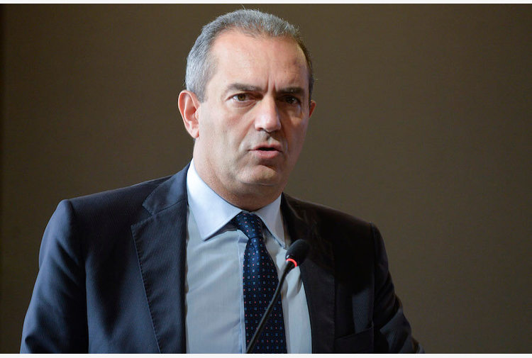 De Magistris: "L’Unione Europea sta preparando le nuove generazioni alla guerra"