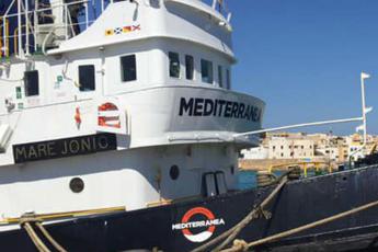 Mediterranea: "Guardia costiera libica spara contro la Mare Jonio, governo italiano li fermi"