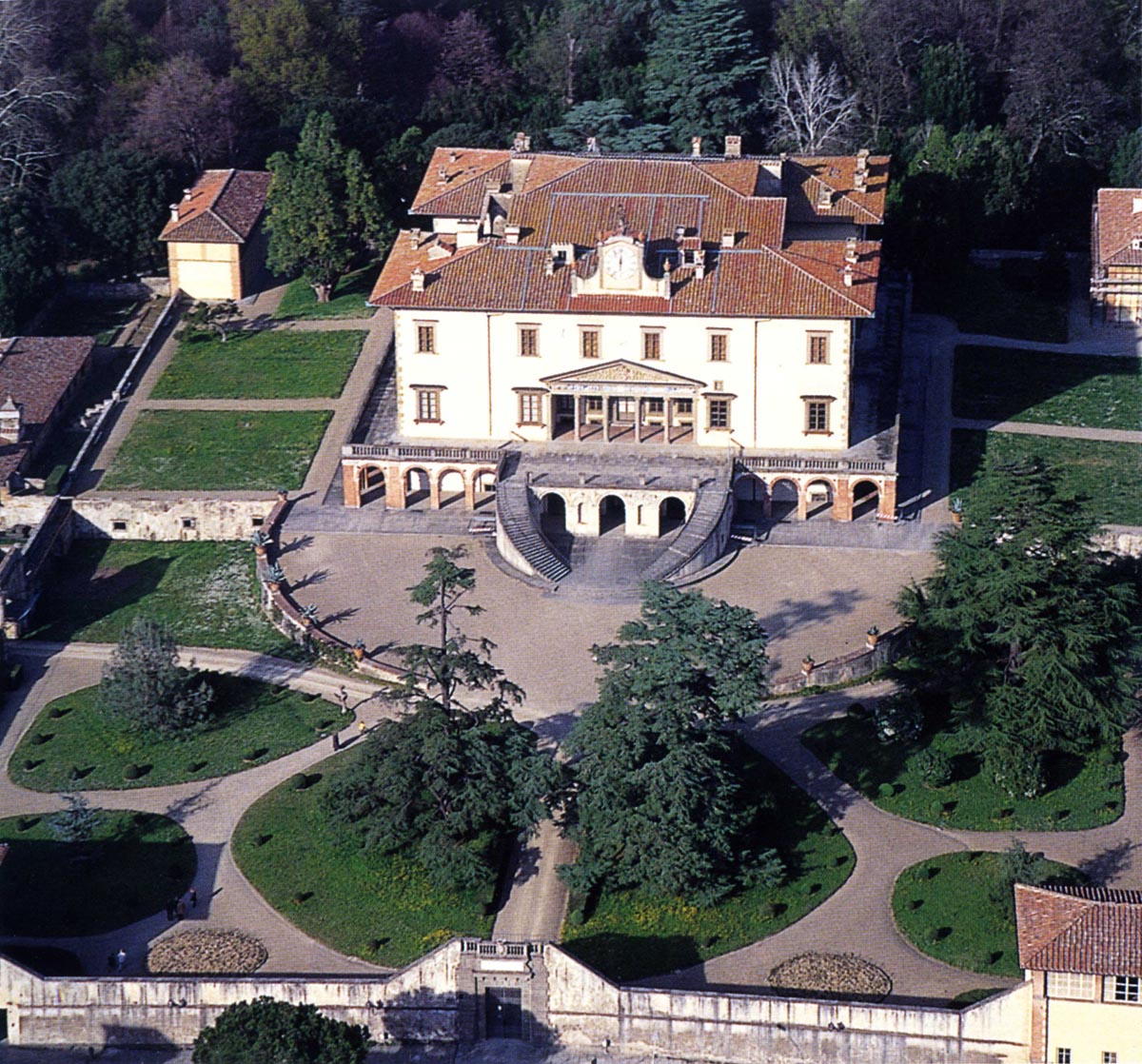 Villa Medicea: storie di donne e misteri!